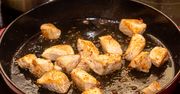 Nie ma gorszego błędu przy smażeniu kurczaka. Dlatego jest suchy i twardy jak podeszwa