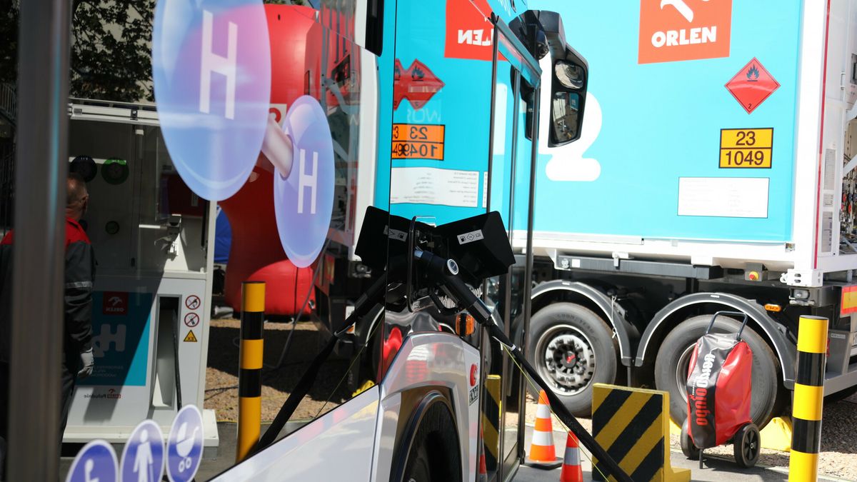 Obecnie można już tankować wodór, ale tylko do autobusu. Pojazdy osobowe dostaną taką możliwość w przyszłym roku