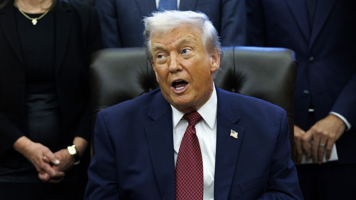 US President Donald Trump announces changes to new fuel economy standards, in the Oval Office, at the White House, Washington, DC USA, 03 December 2025. EPA/WILL OLIVER / POOL Dostawca: PAP/EPA.