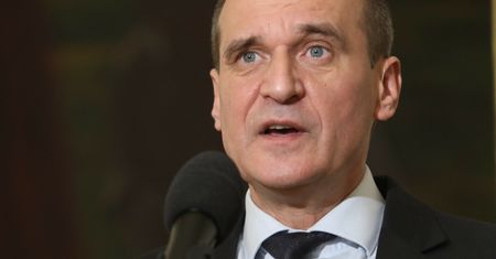 Kukiz zobaczył dziennikarzy TVN24 i przerwał rozmowę. Dziwna sytuacja na sejmowym korytarzu