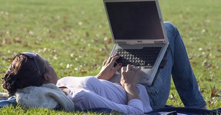 Ile czasu spędza przeciętny Polak w Sieci? [ankieta]
