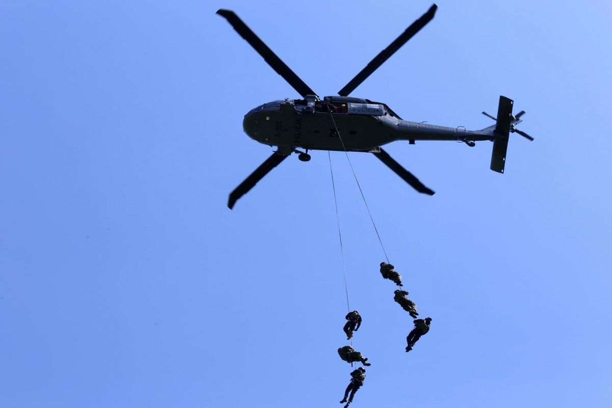 Policyjny śmigłowiec Black Hawk nad Lublinem