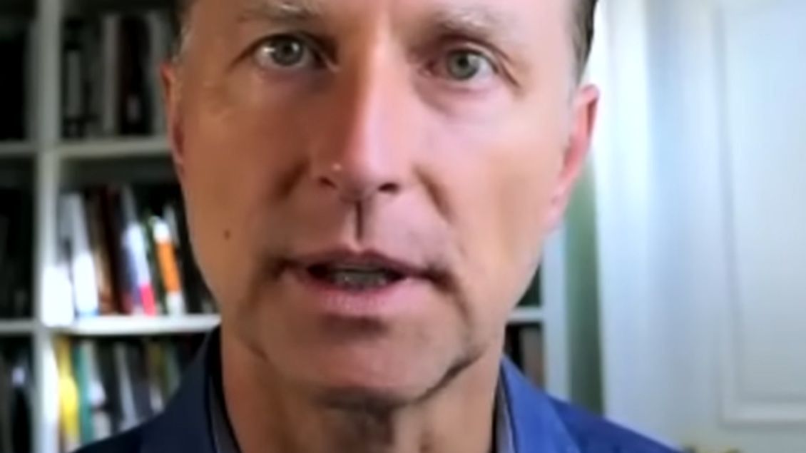 Dr Eric Berg na sobie pokazał, jak zmienia się kształt twarzy po odstawieniu cukru