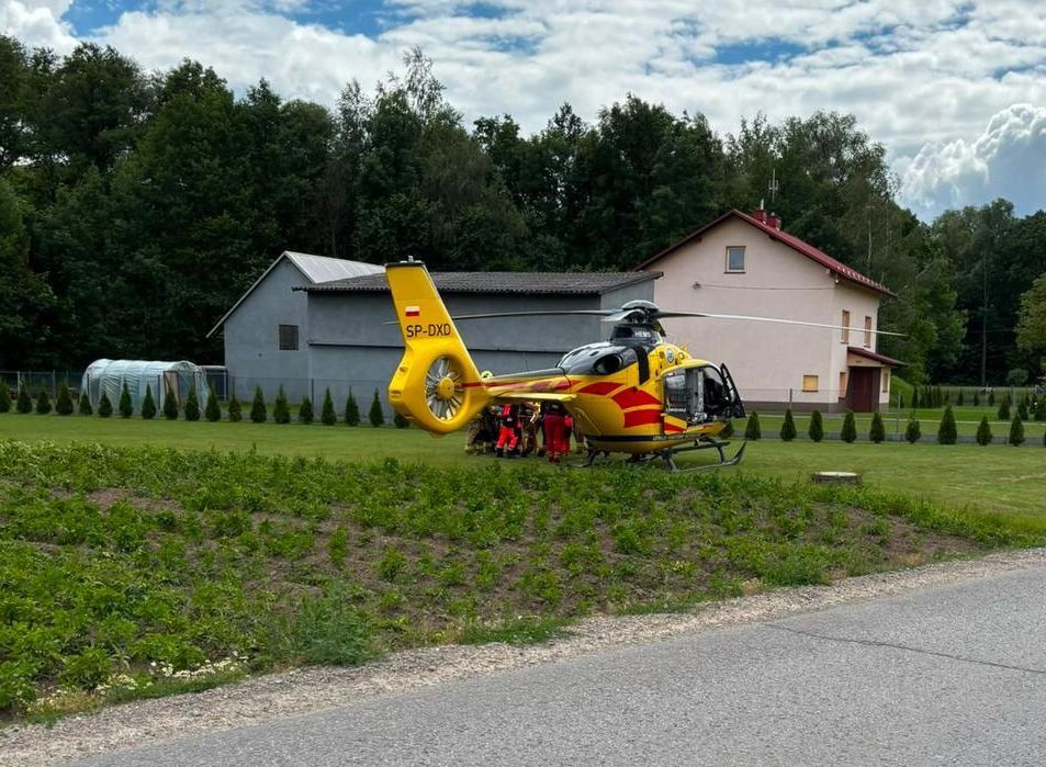 Policjanci uratowali życie przygniecionemu mężczyźnie! Błyskawicznie założyli opaskę uciskową i walczyli o każdą sekundę