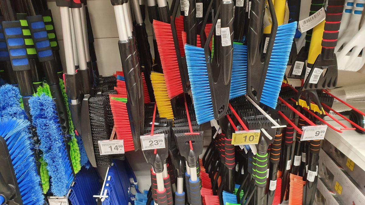 Szczotka do usuwania śniegu z auta to w praktyce akcesorium wymagane prawem. Bez niego, musicie użyć rąk.