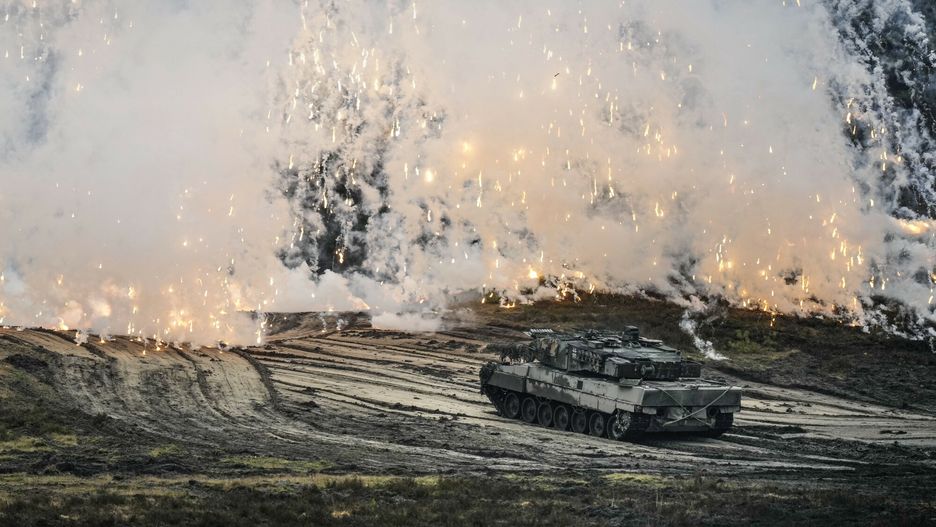 Niemieckie Leopardy podczas ?wicze? na poligonieA Leopard 2 tank is seen in action during a visit of German Defense Minister Boris Pistorius at the Bundeswehr tank battalion 203 at the Field Marshal Rommel Barracks in Augustdorf, Germany, Wednesday, Feb. 1, 2023. After the government's decision to deliver fourteen Leopard 2 tanks to Ukraine, the capabilities of the Leopard 2A6 main battle tank are shown at a presentation in Augustdorf. (AP Photo/Martin Meissner)Martin Meissner