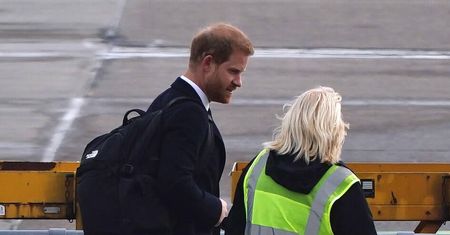 Pracownica lotniska zaczepiła księcia Harry’ego. Tak się zachował