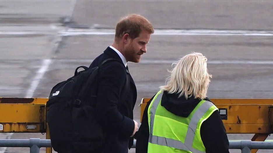 Harry przed odlotem do Londynu rozmawiał na płycie lotniska z jedną z pracownic