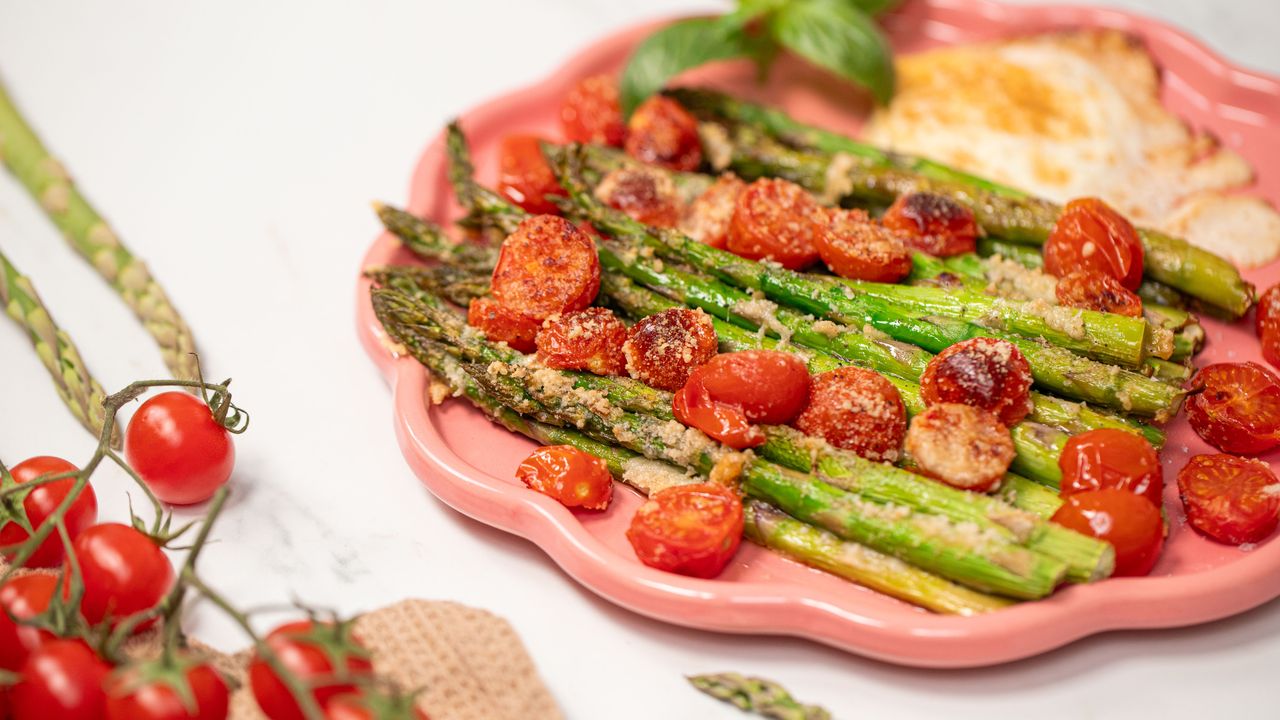 W środku zapracowanego tygodnia robię ekspresowy obiad ze szparagami. Szybciej i prościej się nie da