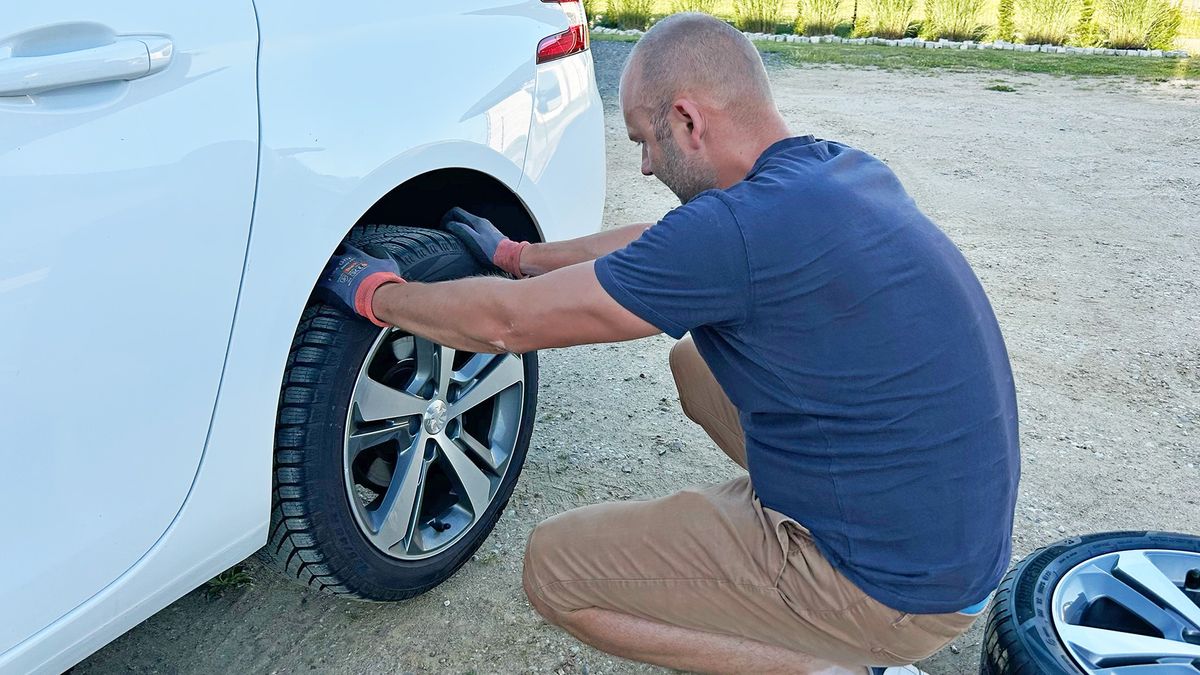 Zdejmowanie koła, które "przykleiło" się do piasty