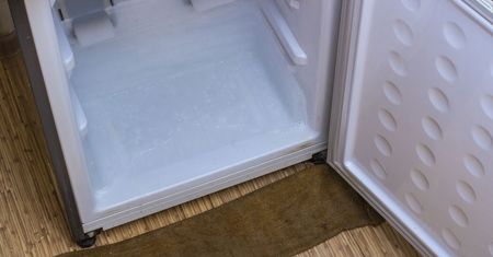 Irytująca woda w lodówce? Kilka minut i po problemie. Oto trik