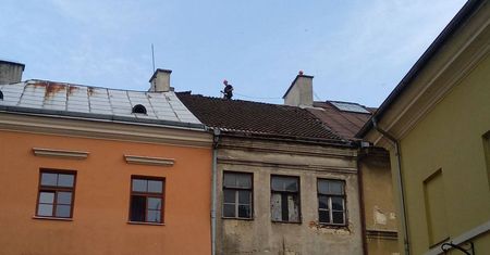 Elementy dachu zagrażały przechodniom. Na miejsce przybyła grupa wysokościowa PSP