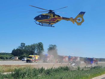 Wypadek na placu budowy A2. Betoniarka przewróciła się na bok. Kierowca był zakleszczony. W akcji śmigłowiec LPR
