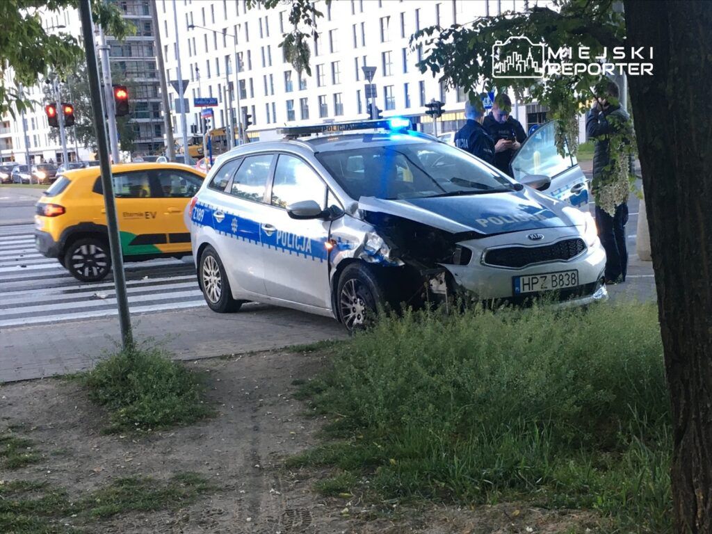 Fot. Miejski Reporter. Radiowóz wjechał na czerwonym i zderzył się z audi na Gocławiu