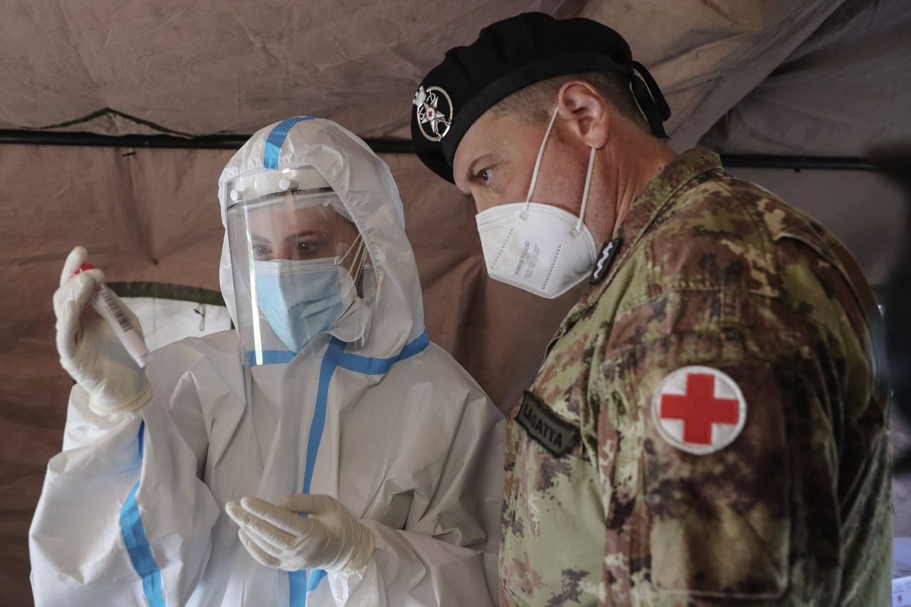 Koronawirus. Włochy walczą z pandemią. Tylko jeden region "białą strefą"