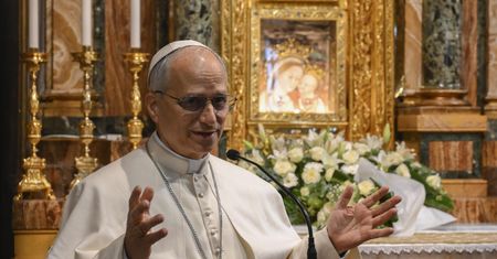 Papież Leon XIV podróżował do "świętego drzewa". Wybór pojazdu zaskoczył