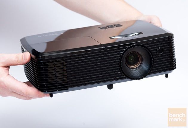 Optoma HD142X dłonie