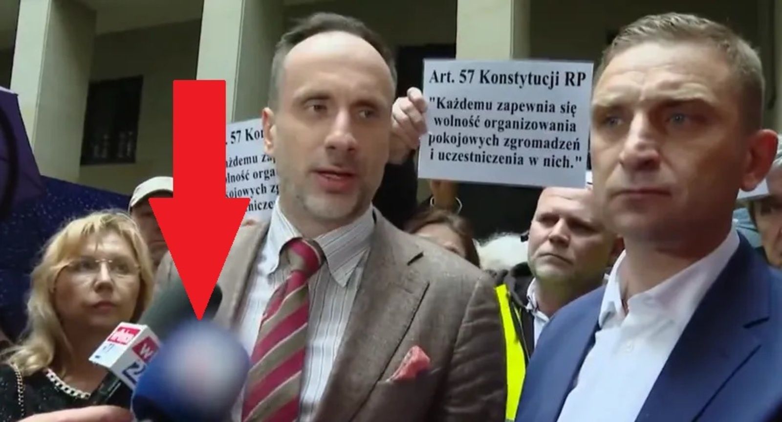 Wojna prawicowych telewizji. wPolsce zamazuje logo Republiki