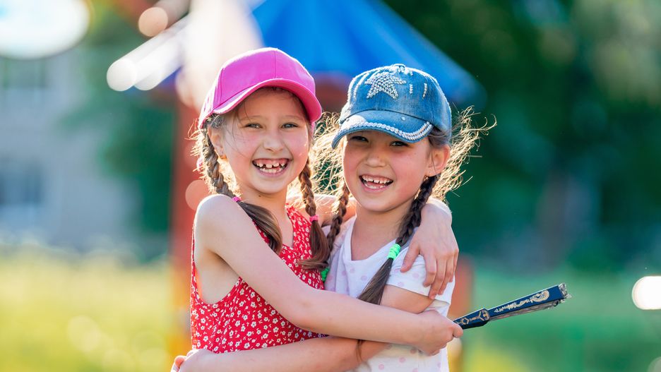 Czapki z daszkiem dla dzieci. Na co zwracać uwagę?