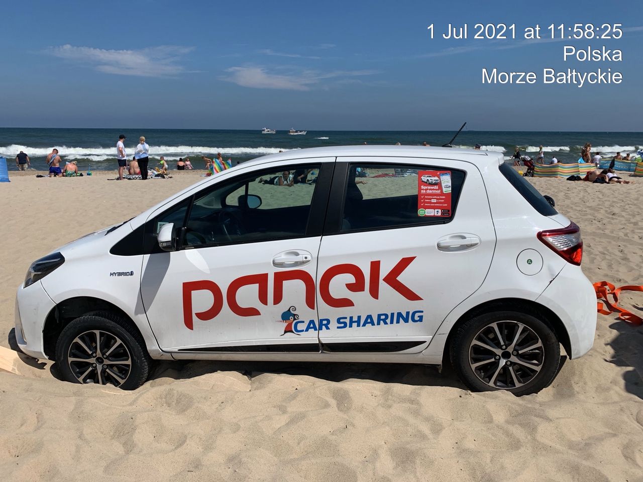 Wjechał "pankiem" na plażę. Porzucił auto z włączonym silnikiem