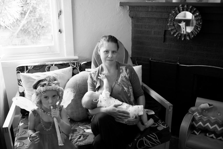 Suzie Blake zaprezentowała emocjonalne portrety karmiących mam 15