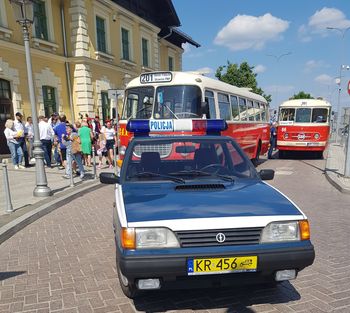 Mieszkańcy Skawiny jeździli po mieście zabytkowymi Jelczem i Sanem z nr 201. Tak obchodzono 50 lat miejskiej komunikacji autobusowej
