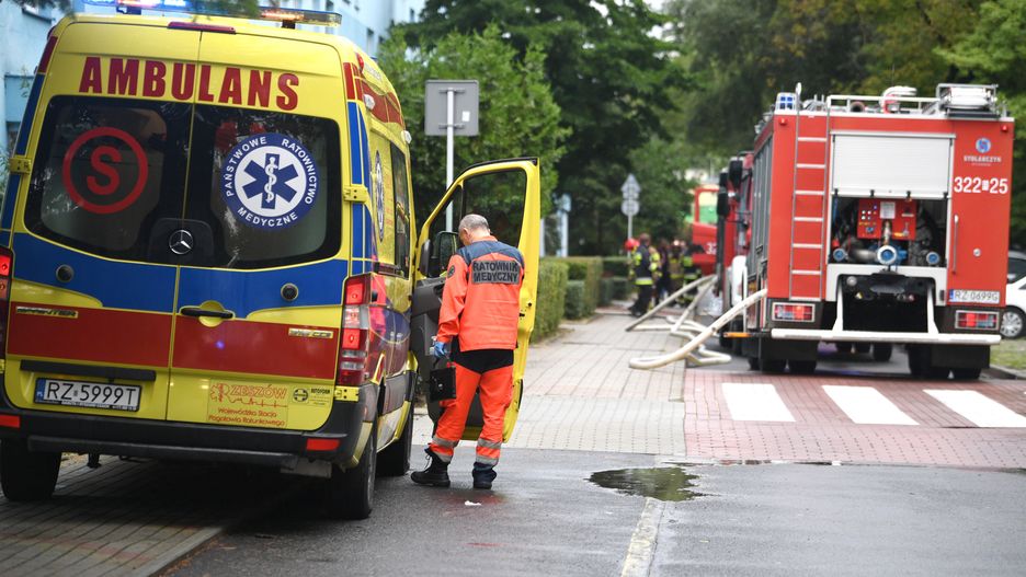 Pożar mieszkania w Rzeszowie. Ewakuowano 24 osoby, 6 trafiło do szpitala