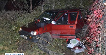 Legnica. Odurzony narkotykami uciekał w Daewoo Tico przed policją. Rozbił radiowóz i siebie