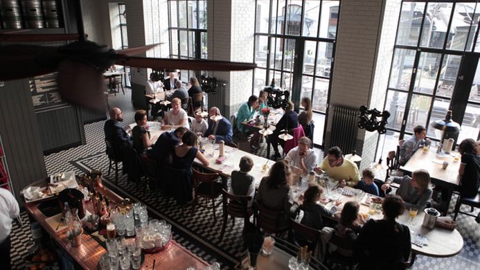 Warszawa. Der Elefant nie opustoszał. Stał się miejscem, w którym gości łączy coś więcej niż kubki smakowe. To, jak żartują goście, najbardziej europejski lokal w Polsce, bo obowiązują w nim zasady jak w paryskich restauracjach