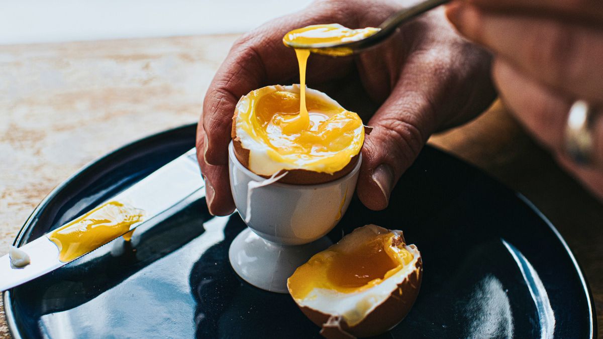 Kobieta jej jajko na miękko