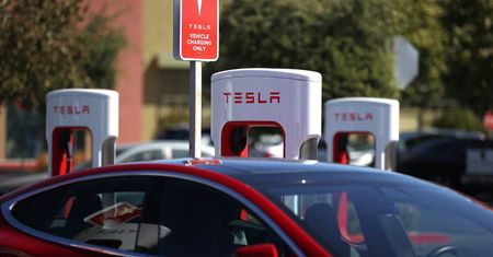 Tesla i Mercedes pozywają USA. Chodzi o podatek na chińskie części