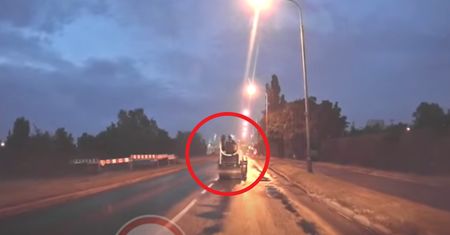 Wyjechali na ulice Poznania na walcu drogowym. Zaskakujące sceny