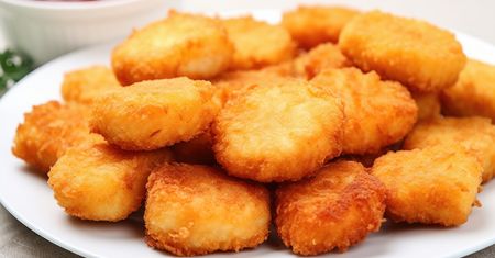 Dodaj odrobinę do bułki tartej. Nuggetsy wyjdą dużo lepsze niż z McDonalda
