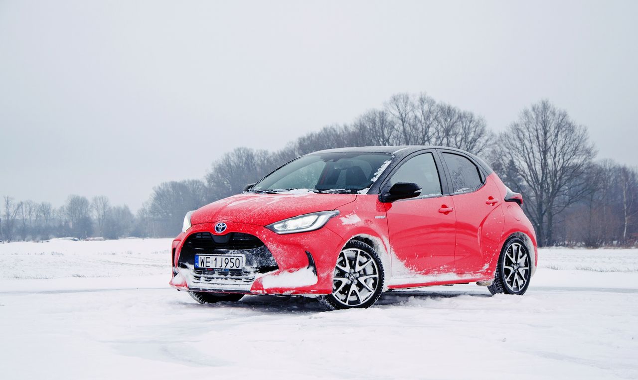 Test: hybrydowa Toyota Yaris zimą. Sprawdziłem, czy w tych warunkach ma słabe punkty