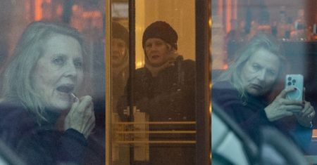 Wytworna Grażyna Szapołowska poprawia makijaż podczas obiadu z koleżanką w Hotelu Europejskim