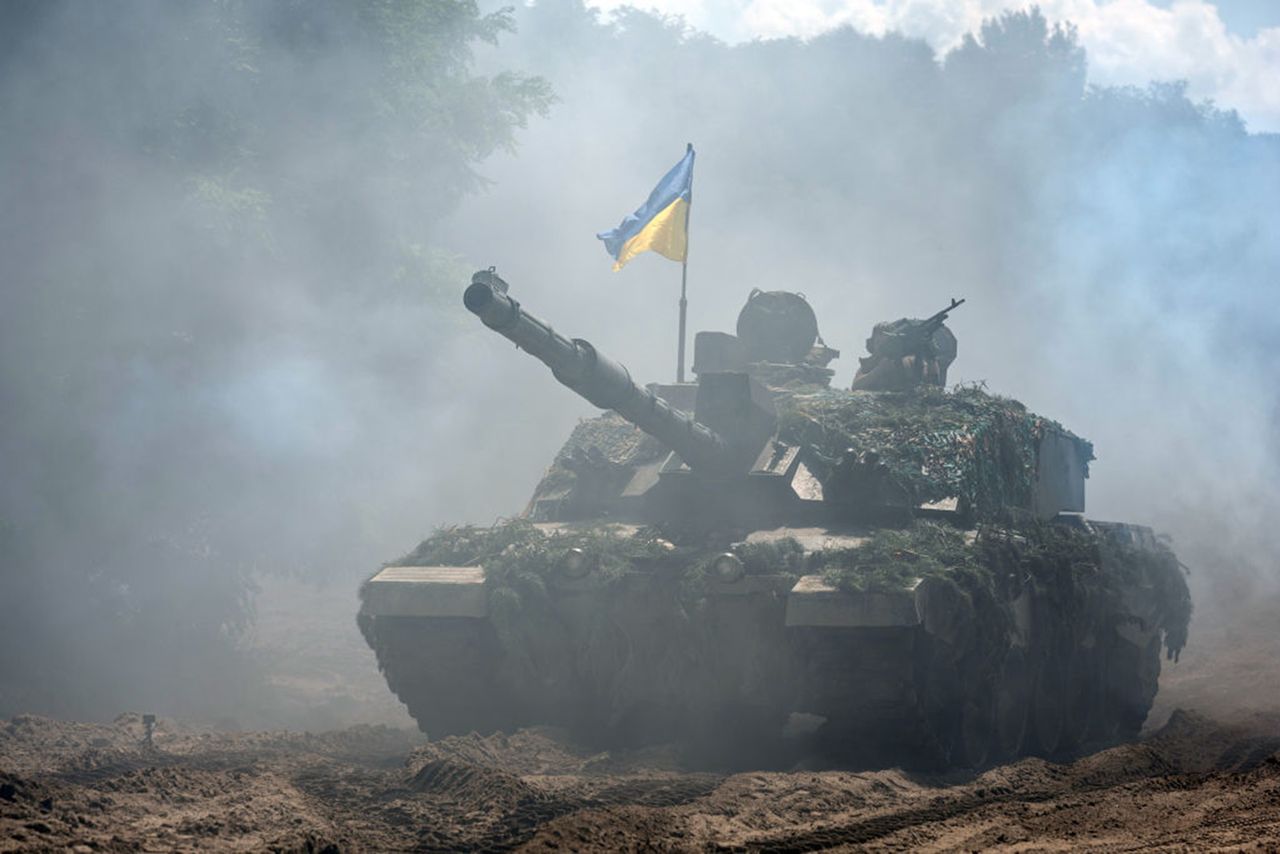 First use of British Challenger 2 tanks in Russian territory