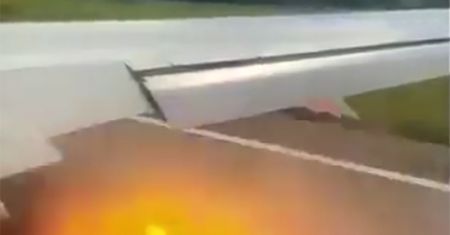Panika na pokładzie samolotu. Z silnika wystrzeliły kule ognia