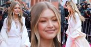 Dziewczęca Gigi Hadid reklamuje buty