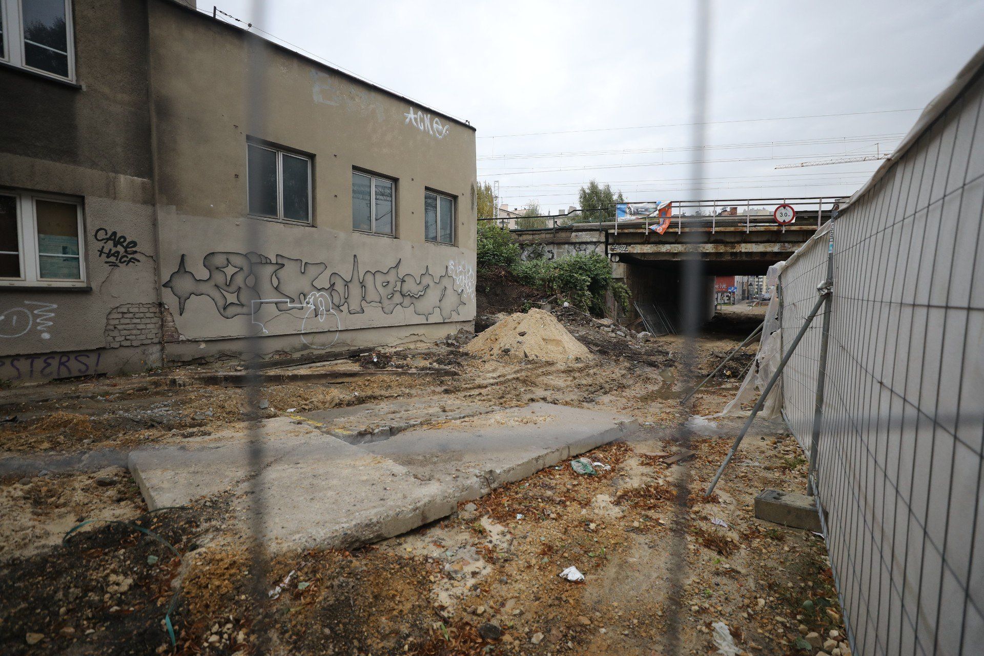W centrum Katowic trwa przebudowa kluczowego wiaduktu kolejowego. Do 24 października obowiązują objazdy i zamknięcia ulic