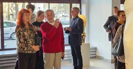 Rzeźba, przestrzeń i różne głosy artystów. Nowa wystawa w Galerii Sztuki Współczesnej