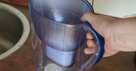Filtrujesz wodę w plastikowym dzbanku? Chemiczka mówi o skutkach