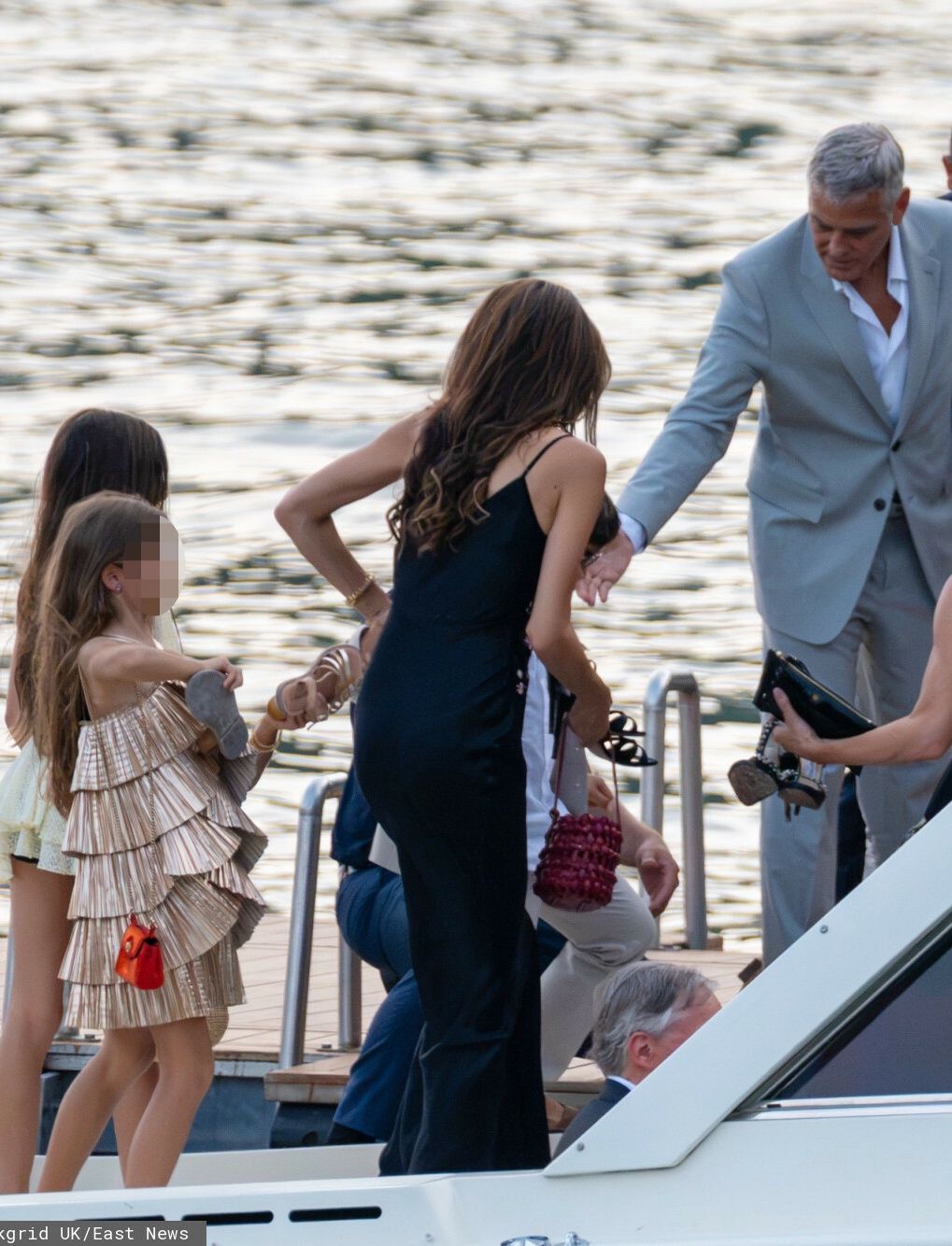 George i Amal Clooneyowie nad jeziorem Como