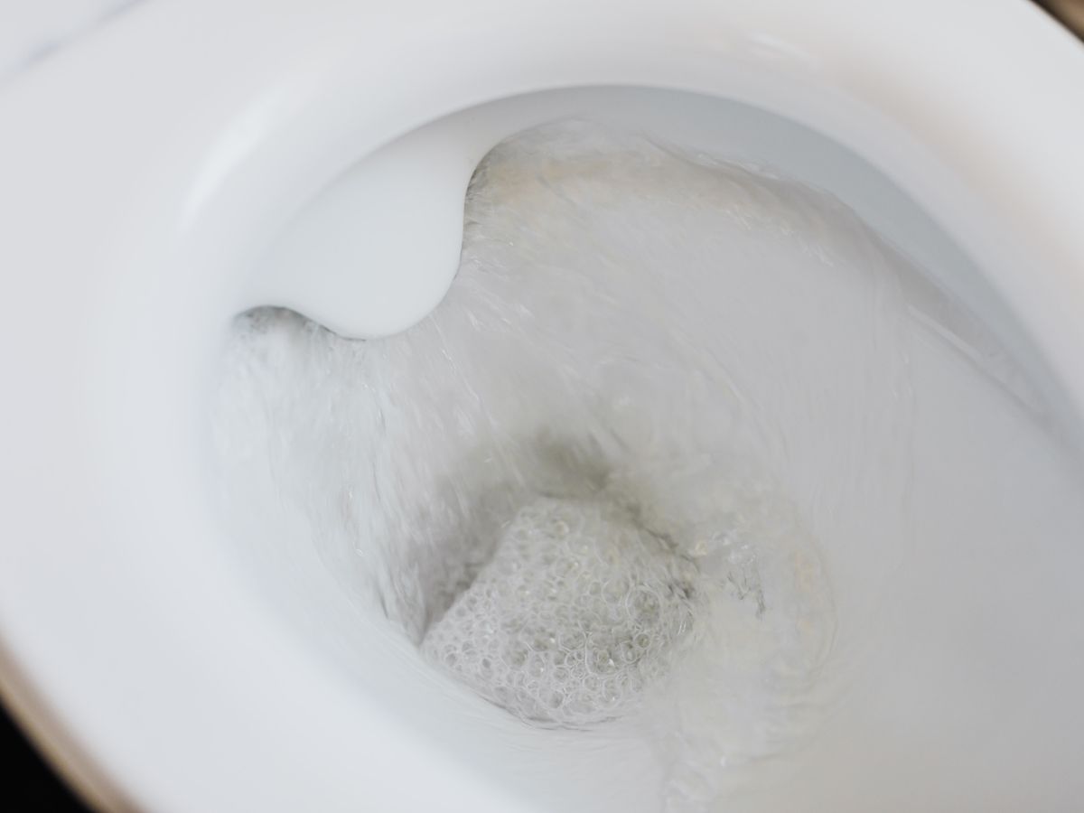 Domowe triki na czyszczenie zapchanej toalety mogą być skuteczne
