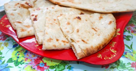 Ten indyjski chlebek idealnie pasuje do gęstych sosów. Smakuje jak z restauracji
