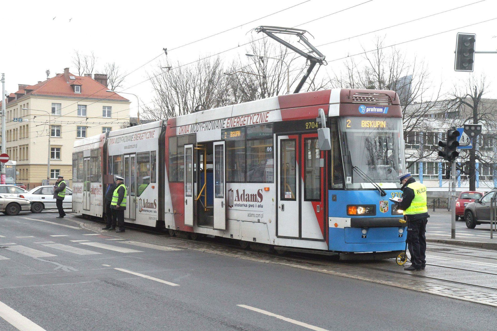 Łuk na ul. Teatralnej w obu kierunkach przy Piotra Skargi – z uwagi na zły stan torowiska i rozjazdów wprowadzono ograniczenie do 10 km/h. W 2025 roku planowane jest ogłoszenie przetargu na opracowanie dokumentacji projektowej remontu całego układu torowego w tym rejonie.