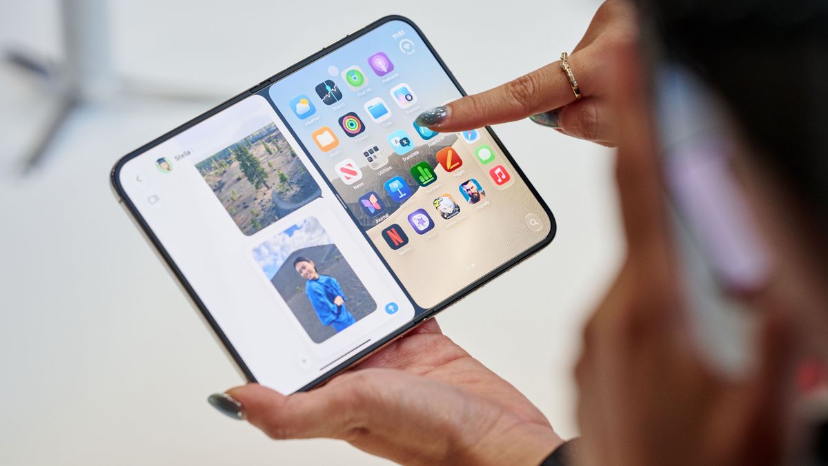 Apple's foldable iPhone Duo is unveiled during Apple's special event at the Steve Jobs Theater in Apple Park in Cupertino, California, USA, 09 September 2026. The event features announcements and presentations regarding Apple's latest products and technologies. EPA/STAN OLSZEWSKI Dostawca: PAP/EPA.
