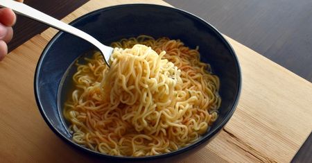 Dzień Zupy Błyskawicznej. Badanie 5,8 tys. kobiet wykazało związek z zespołem metabolicznym