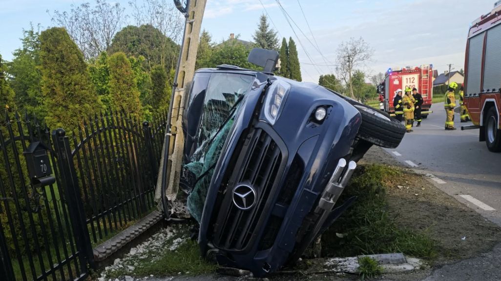Bus zjechał z drogi i z ogromną siłą uderzył w słup energetyczny