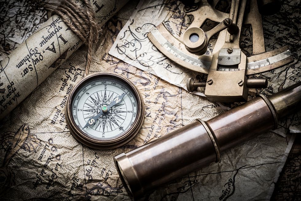 Zdjęcie sekstantu, mapy i kompasu pochodzi z serwisu Shutterstock