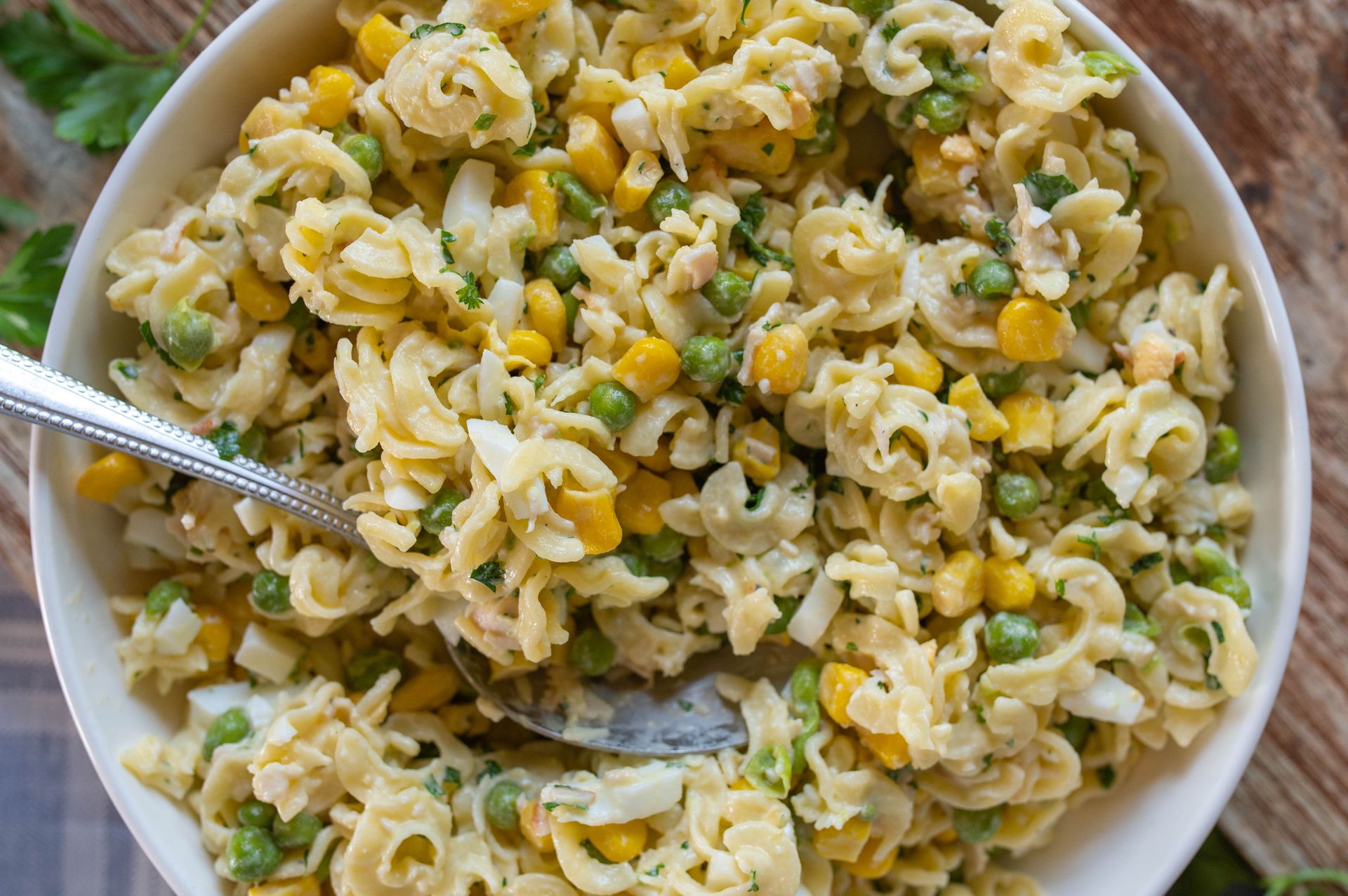 Sałatka imieninowa cioci Jadzi. Przepis od lat krąży po całej rodzinie